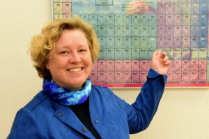 Frau Dr. Deml-Reißer vor ihrem Periodensystem