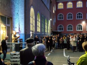 Worte des Gedenkens, Erinnerns und Mahnens auf dem Schulhof der Goetheschule