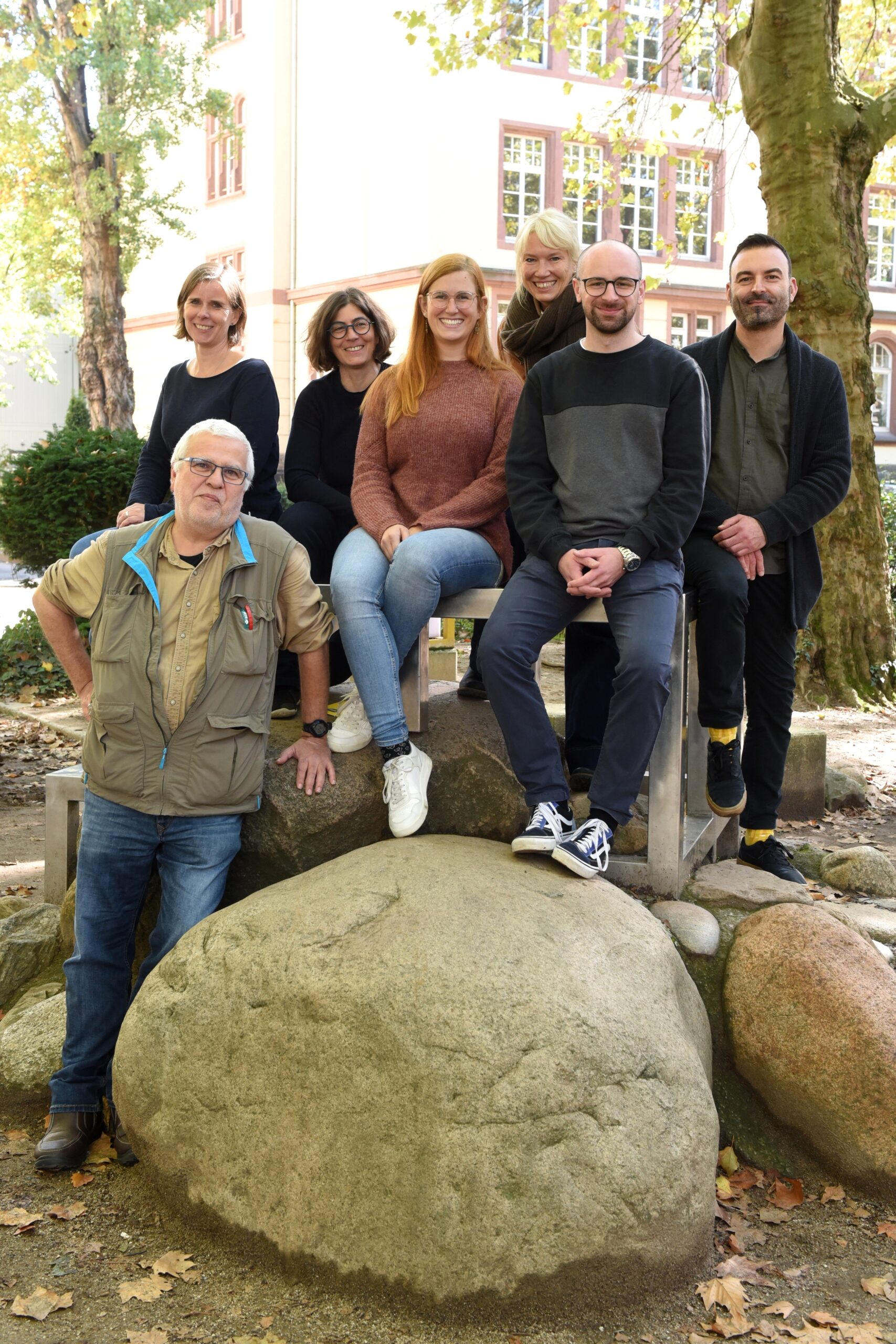 Derzeit unterrichten im Team der Pflegeschule (v.l.n.r.): Herr Weber (Pflege/Gesundheit/Kommunikation), Frau Hilmer (Pflege/Sport), Frau Groos (Rechtskunde/Sport), Frau Heling (Pflege/Pädagogik), Frau Virgenz (Kommunikation/Ernährungslehre), Herr Conrad (Pflege/Religion) und Herr Richter (Pflege/Sport). Auf dem Bild fehlen: Frau Conrad (Pflege), Frau Brühl (Biologie/Ernährungslehre) und Frau Lenhof (Pflege/Kommunikation).