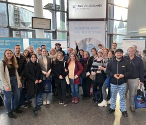 Ein Foto unserer Gruppe vom Besuch des Pflegetags - mit allen, die wollten ;-)