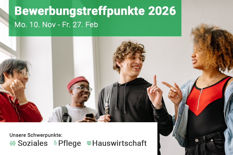 Gruppe von vier jungen Erwachsenen sitzt um einen Laptop und lächelt gemeinsam darauf. Darüber steht der Titel „Bewerbungstreffpunkte 2025“ mit dem Zeitraum „Mo. 18. Nov - Fr. 28. Feb.“. Unten sind die Schwerpunkte „Soziales“, „Pflege“ und „Hauswirtschaft“ mit passenden Symbolen angegeben.
